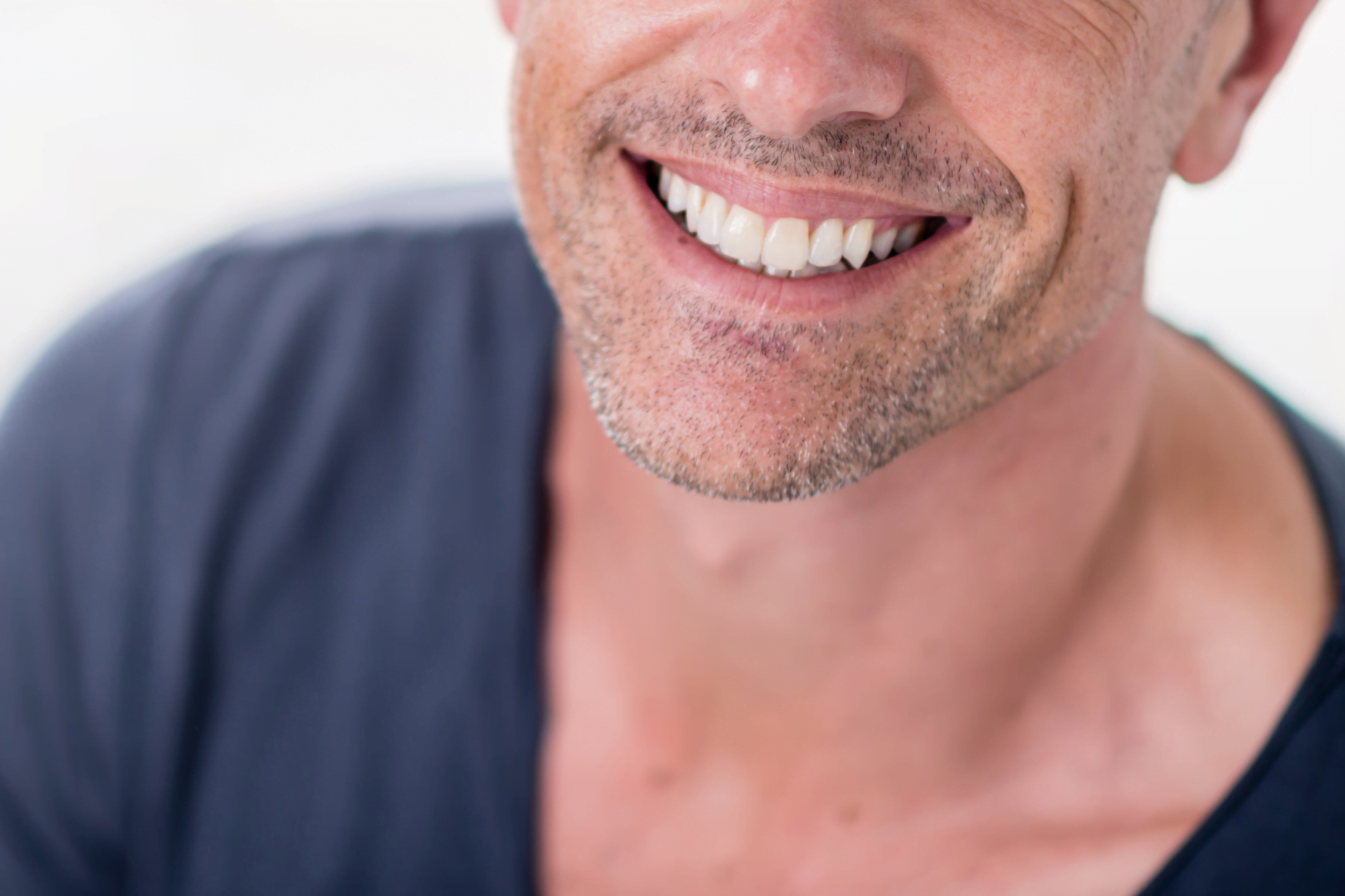 Lächelnder Mann mit weißen Zähnen