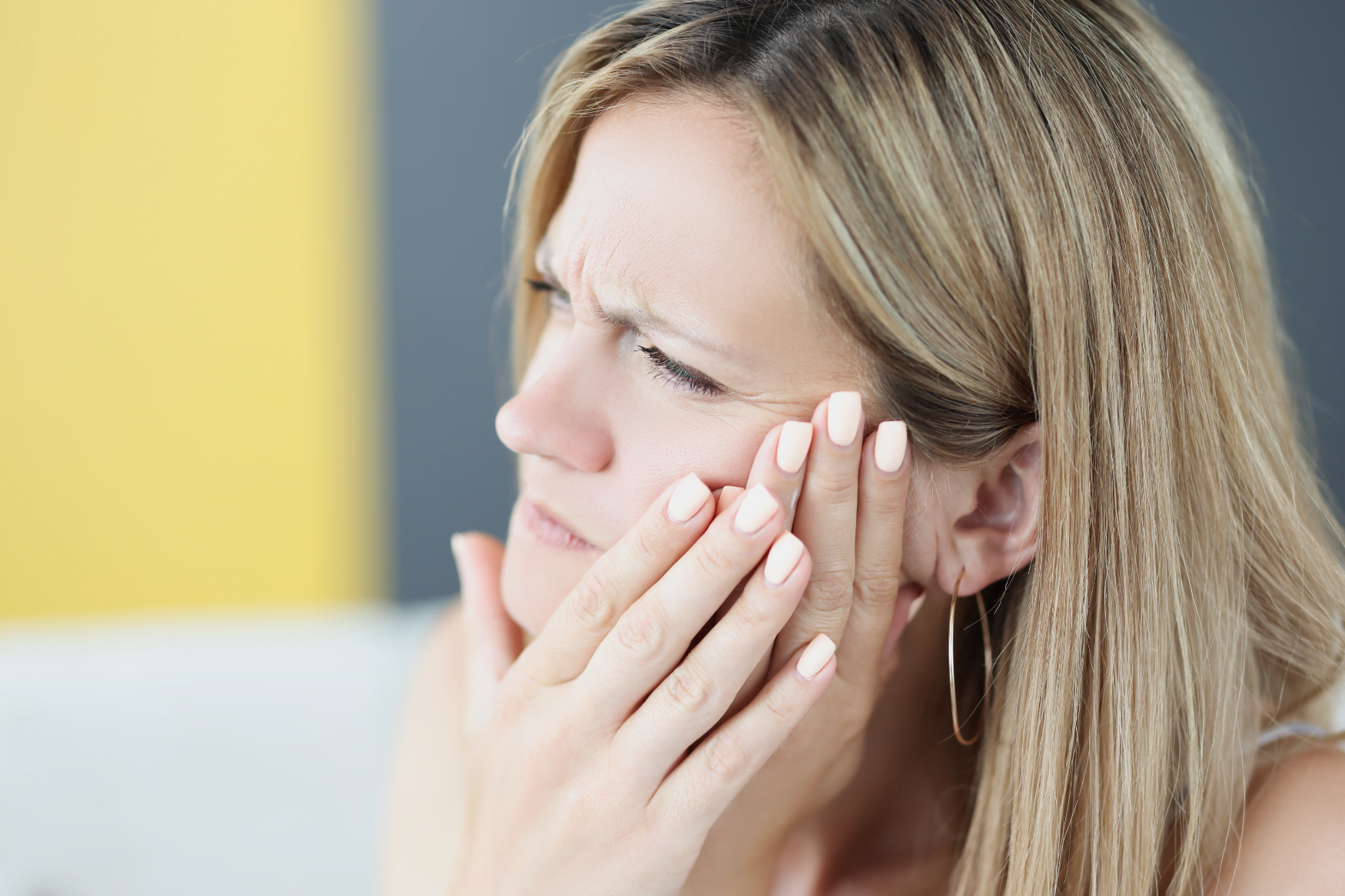 Frau mit Zahnschmerzen Bild